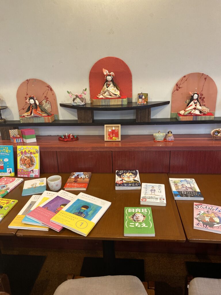 ほっとマンマの3月の壁面飾りと、若葉中央の本