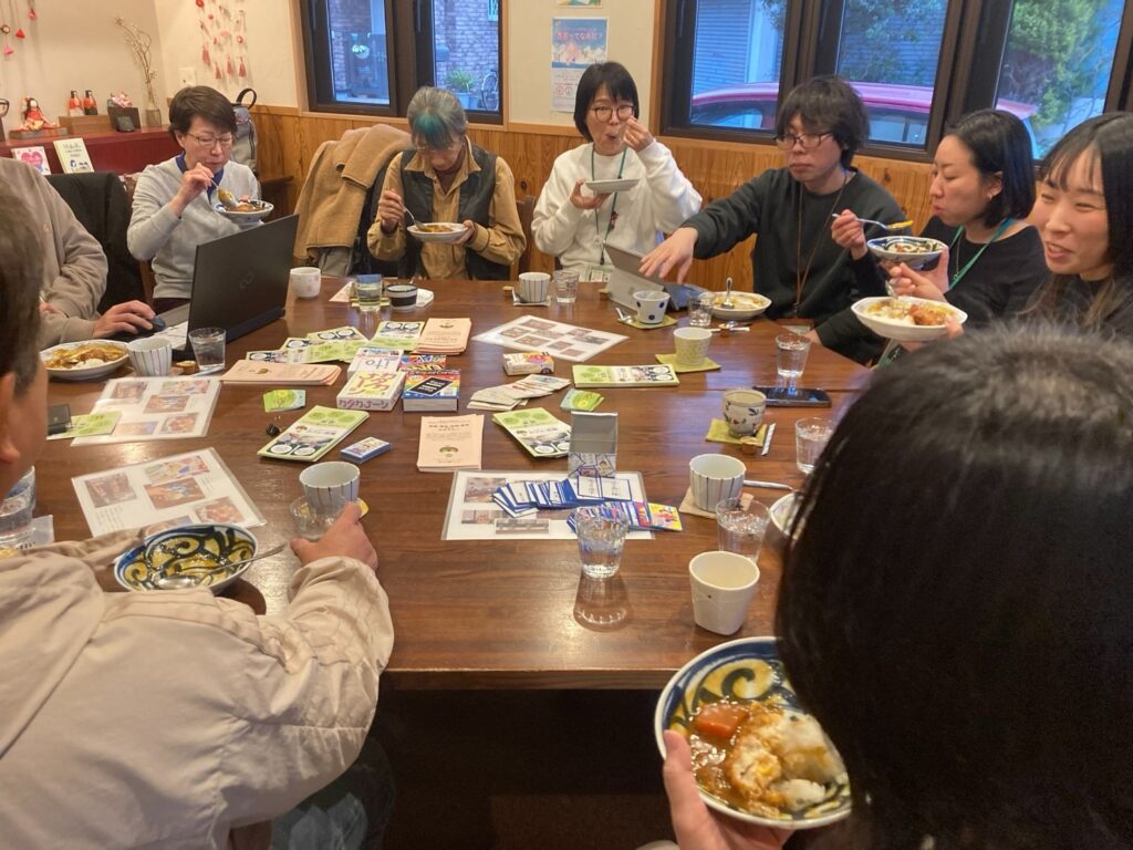 カレーを食べている写真